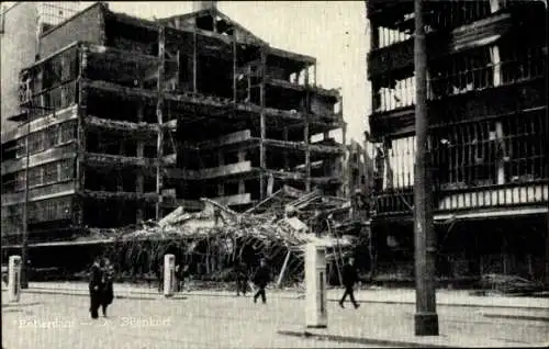 Ak Rotterdam Südholland Niederlande, Zerstörte Gebäude, Ruinen, Stadtansicht, Menschen am Stra...