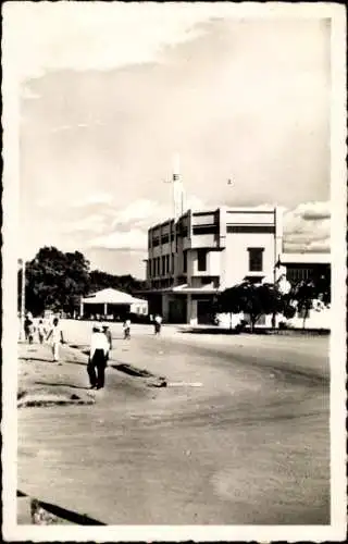 Ak Bangui Zentralafrikanische Republik, Stadthaus, Straße, Menschen, Bäume, Wolken