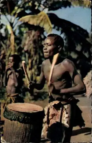 Ak Senegal, Trommlender Mann, traditionelles Musizieren, tropische Vegetation