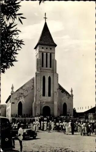 Ak Djibouti Dschibuti, Kirche, Menschenmenge, Fahrzeuge,  Architektur