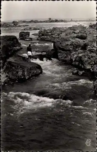 Ak Bamako Mali, Flusslandschaft, Steine, Person am Wasser, vintage Fotografie