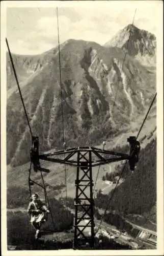 Ak Admont Steiermark, Seilbahn mit Passagier, Berge im Hintergrund, Schwarz-Weiß-Foto