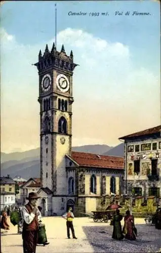 Ak Cavalese Gablöss Trentino-Alto-Adige Südtirol, Turm mit Zifferblatt,  Gebäude, Passanten, Mark