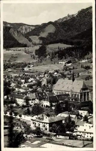 Ak Neuberg an der Mürz Steiermark, schwarze und weiße Aufnahme, Berglandschaft, Kirche im Vorderg