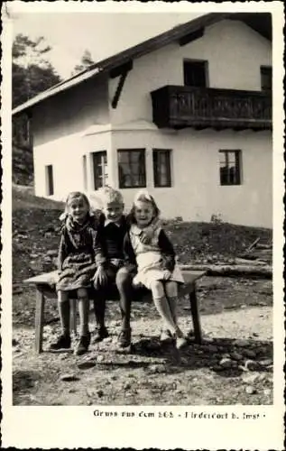 Ak Imst in Tirol, SOS Kinderdorf, drei Kinder auf der Bank