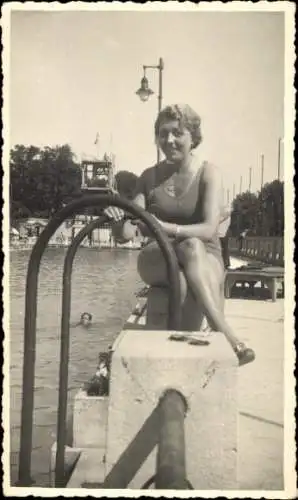 Ak Wien 1 Innere Stadt, Frau in Badebekleidung am Wasser, Sonnenlicht, Schwimmer im Hintergrund