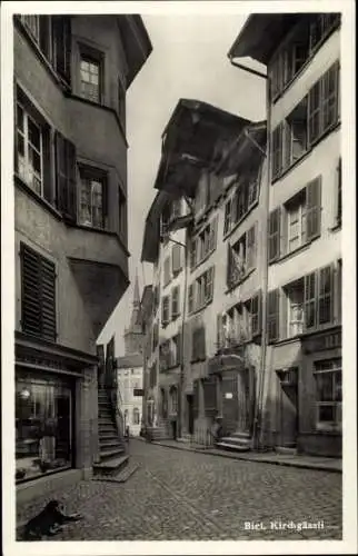 Ak Biel Bienne Kt. Bern,  Kirchgässli, enge Gasse,  Gebäude, Schwarz-Weiß Fotografie