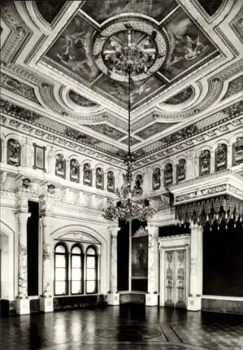 Ak Schwerin in Mecklenburg, Thronsaal im Schweriner Schloss, prunkvolle Architektur, schwarz-weiß