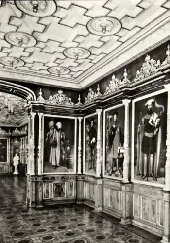 Ak Schwerin in Mecklenburg, Ahnengalerie im Schloss, Bilderrahmen, Decke mit Ornamenten