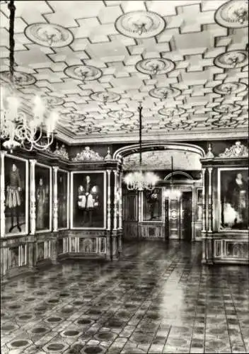 Ak Schwerin in Mecklenburg, Ahnengalerie im Schloss,  Bilder, eleganter Innenraum