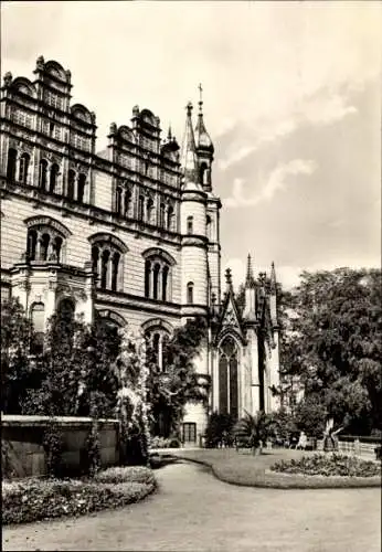 Ak Schwerin in Mecklenburg, Schloss  Schlosskirche, s Gebäude, Gartenanlage