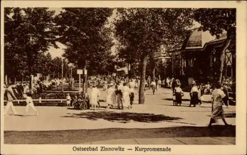 Ak Ostseebad Zinnowitz auf Usedom, Ostseebad  Kurpromenade, Spaziergänger, Bäume, Architektur