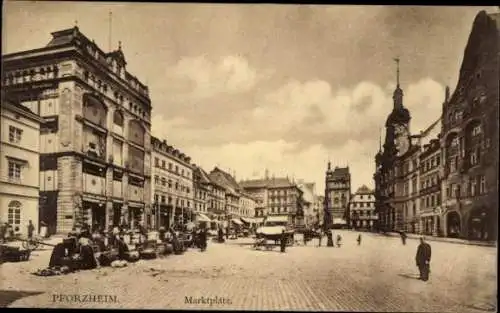 Ak Pforzheim im Schwarzwald, Marktplatz,  Architektur, Menschen auf dem Platz, geschäftiges Treib