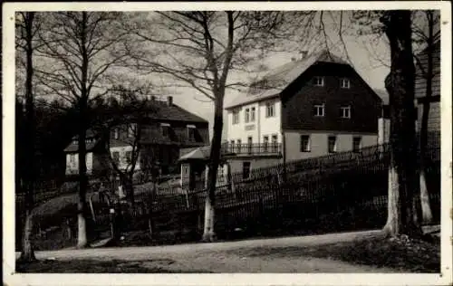 Ak Zöblitz Marienberg im Erzgebirge, Jugendherberge, Stadt  verschiedene Häuser, Bäume, Dorfstraß