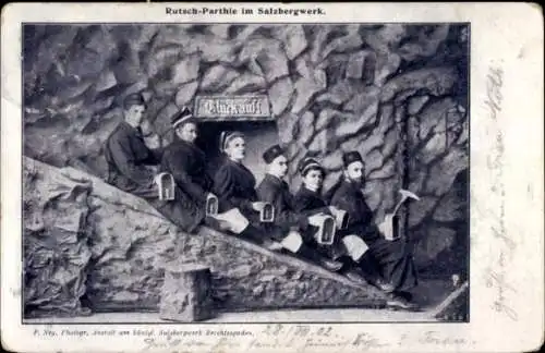 Ak Salzberg Berchtesgaden in Oberbayern, Rutsch-Parthie im Salzbergwerk, Gruppe mit Hacken