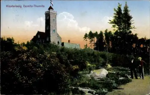 Ak Demitz Thumitz in Sachsen, Klosterberg mit Turm, Wanderer