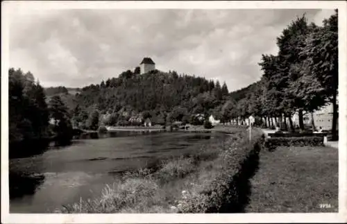 Ak Ziegenrück an der Saale Thüringen, Burg auf einem Hügel, Fluss, Bäume, Wolken, -Fotografie