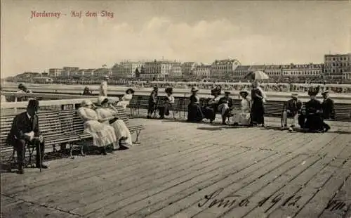 Ak Nordseebad Norderney Ostfriesland,  Auf dem Steg, promenierende Menschen, schöne Architektur