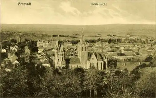 Ak Arnstadt in Thüringen, Stadtansicht, Gotteshäuser, Häuser, Landschaft im Hintergrund