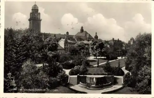 Ak Plauen im Vogtland, Isidore-Schmidt-Brunnen, Parklandschaft, Gebäude im Hintergrund
