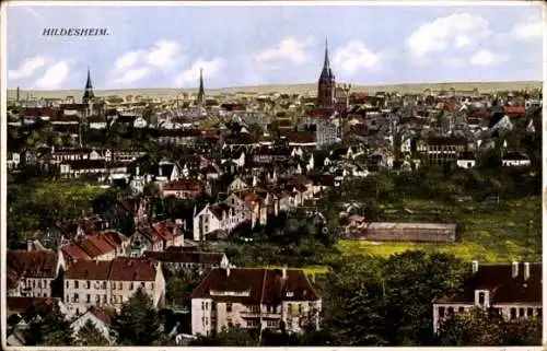 Ak Hildesheim in Niedersachsen, Städtische Landschaft,  Architektur, zahlreiche Türme, grüne Fläc