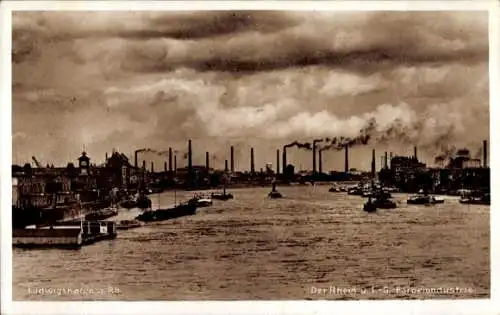 Ak Ludwigshafen am Rhein, Rhein, G. Farbenindustrie, Fabrikschornsteine, Schiffe, düsterer Himmel