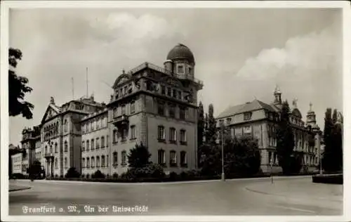 Ak Frankfurt am Main, Universitätsgebäude, Herrschaftlicher Stil, Grüne Bäume, Wolken