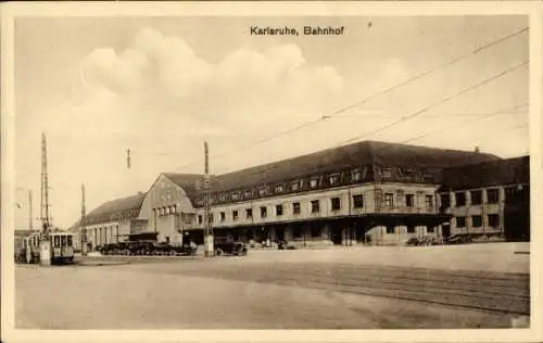 Ak Karlsruhe in Baden, Bahnhof,  Architektur, Straßenbahn, Wolken