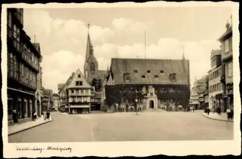 Ak Quedlinburg im Harz, Marktplatz, s Gebäude, alte Architektur, Kirche im Hintergrund