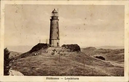 Ak Insel Hiddensee in der Ostsee, Leuchtturm, Hügel, Graslandschaft, Ausflügler, Menschen auf Wie