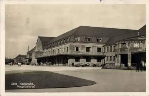 Ak Karlsruhe in Baden, Karlsruhe Hauptbahnhof,  Architektur, Menschen auf dem Platz