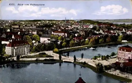 Ak Kiel, Blick vom Rathausturm, Stadtansicht, Wasseranlagen, Bäume, alte Gebäude
