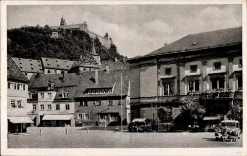 Ak Kulmbach in Oberfranken, Marktplatz,  Gebäude, Autos, Hügel mit Schloss im Hintergrund