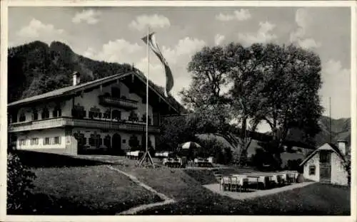 Ak Ruhpolding in Oberbayern, Bergcafé, Weingarten, Gebäude mit Flagge, Tische im Freien, Natur