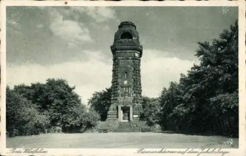 Ak Porta Westfalica an der Weser, Bismarckturm auf Jakobsberg, hohe Steinstruktur, grüne Umgebung