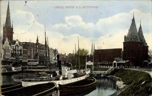 Ak Hansestadt Lübeck, Blick auf Kanal, Schiffe,  Gebäude, Himmel mit Wolken