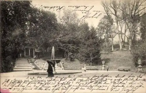 Ak Schleswig an der Schlei, Park mit Treppe, Brunnen, Bänke, Bäume,  Atmosphäre