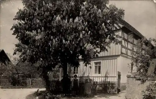 Ak Oßling Ossling in der Oberlausitz, Fachwerkhaus, Anwohner