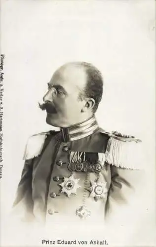 Ak Prinz Eduard von Anhalt, Portrait im Profil, Uniform, Orden
