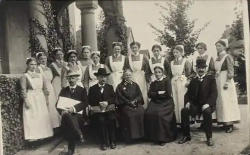 Foto Ak Berlin Schöneberg, Lazarett, Krankenschwestern, Ärzte, Gruppenbild