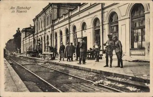 Ak Kaunas Kowno Kauen Litauen, Am Bahnhof, Soldaten, I. WK