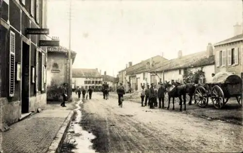 Foto Ak Chambley Meurthe et Moselle, Straßenpartie, deutsches Armeefuhrwerk, Soldaten, 1. WK