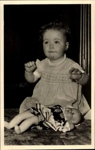 Ak Prinzessin Marijke der Niederlande, Sitzportrait mit Puppe, Het Loo 1948