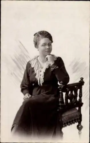 Foto Ak Porträt einer jungen Frau, Monokel