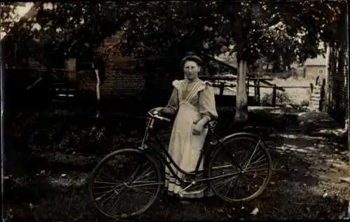 Foto Ak Frau in einem Schürzenkleid mit Fahrrad