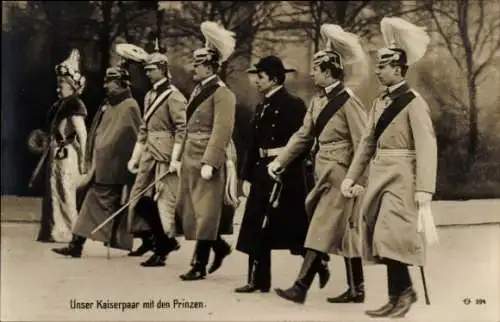 Ak Kaiserpaar mit den Prinzen, Kaiser Wilhelm II., Kaiserin Auguste Viktoria, Paradeuniformen