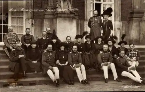 Ak Kaiserpaar mit der kaiserlichen Familie, Kaiserin Auguste Viktoria, Kaiser Wilhelm II, Prinzen