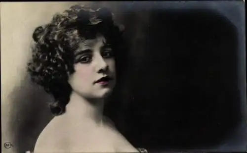 Ak Portrait einer jungen Frau, lockige Haare