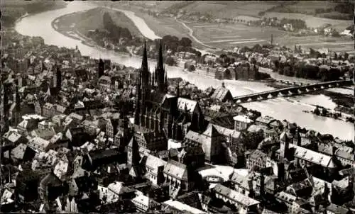 Ak Regensburg an der Donau Oberpfalz, Fliegeraufnahme, Dom, Steinerne Brücke