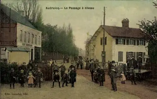 CPA Audruicq Pas de Calais, Le Passage à niveau